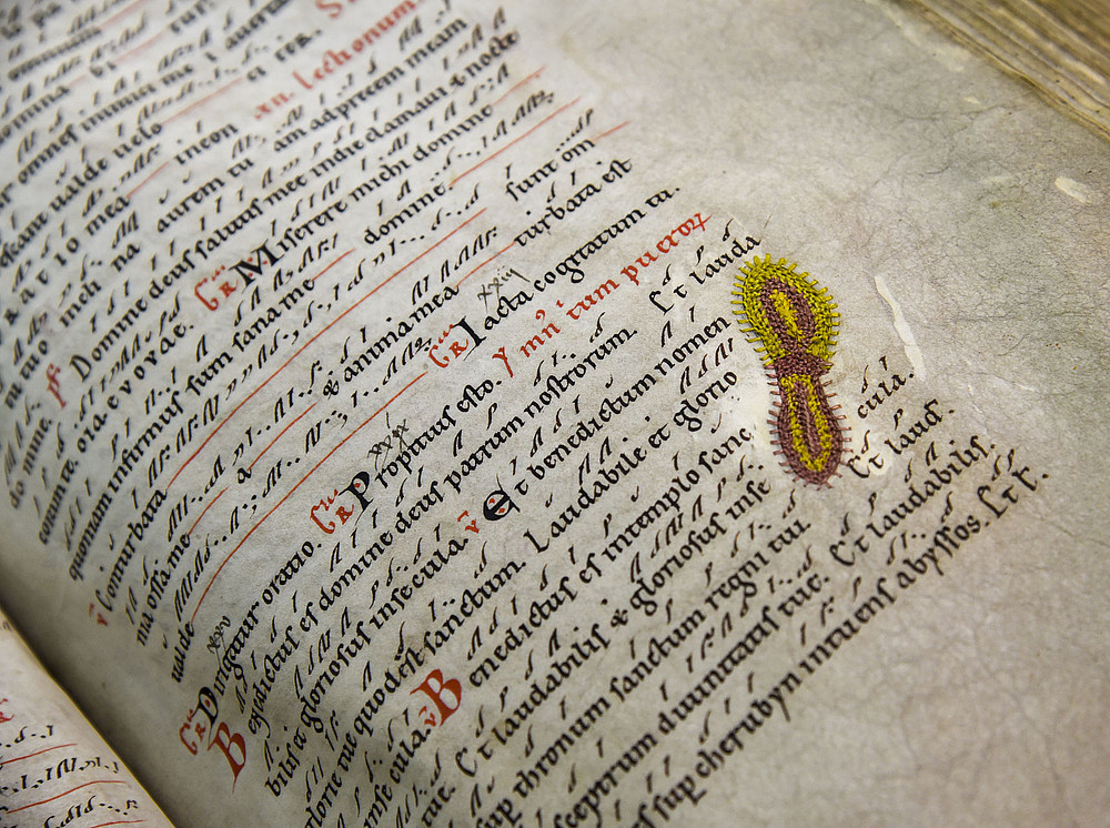 Teile einer mittelalterlichen Handschrift die eine bute Vernähung zeigt ©Uni Graz/Schwarz