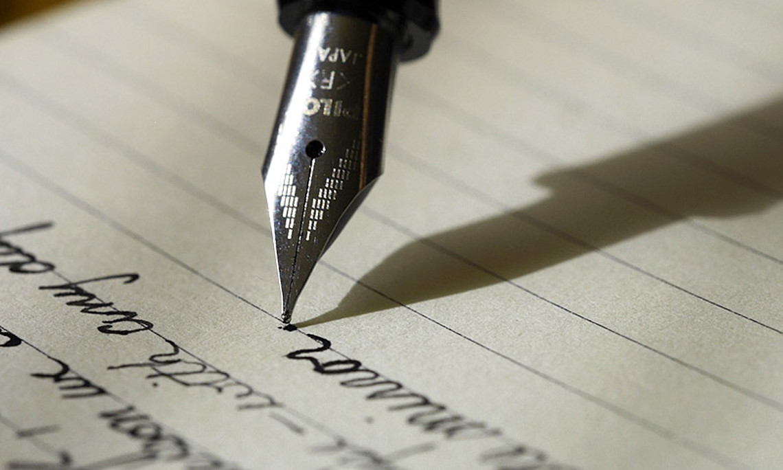 Mit spitzer Feder jemandem etwas schriftlich geben: Wolfgang Holanik hat bildhafte Ausdrücke aus dem Bereich des Schreibens analysiert. Foto: Pixabay/Unsplash