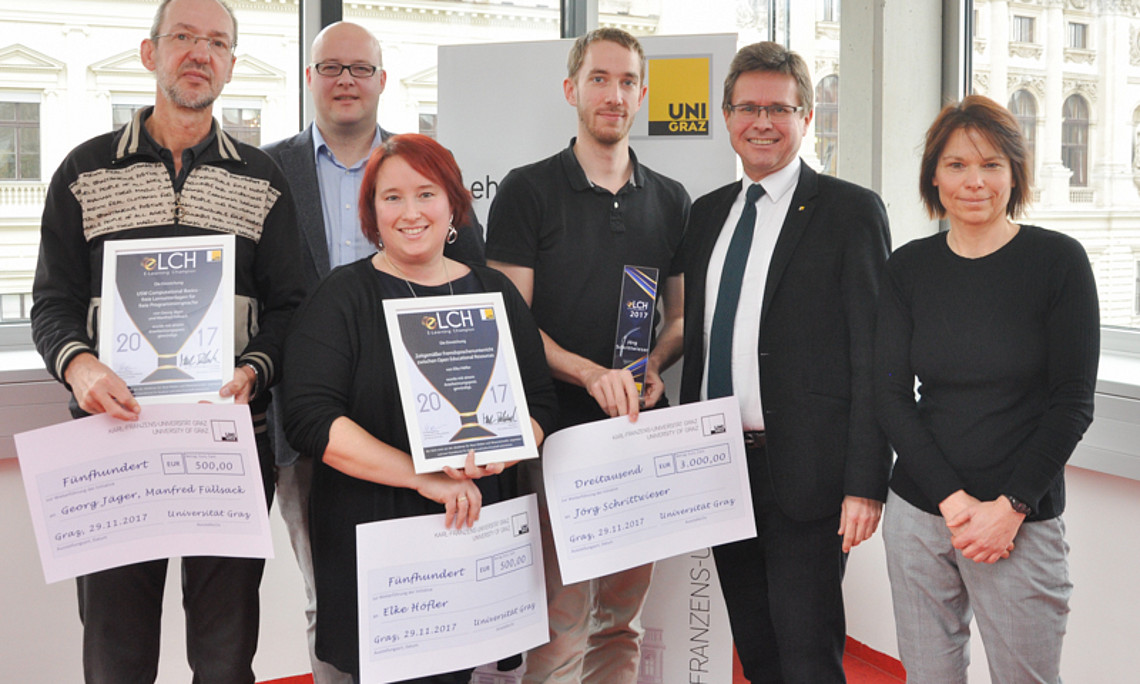 Der ELCH wurde heuer zum letzten Mal vergeben. Ab 2018 soll er als Kategorie des Lehrpreises neu erscheinen. Manfred Füllsack, Elke Höfler und Jörg Schrittwieser (erste Reihe von links) sind die GewinnerInnen 2017. Laudator Leonhard Dobusch, Vizerektor Martin Polaschek und Organisatorin Martina Friesenbichler gratulierten. Fotos: Uni Graz/Tzivanopoulos