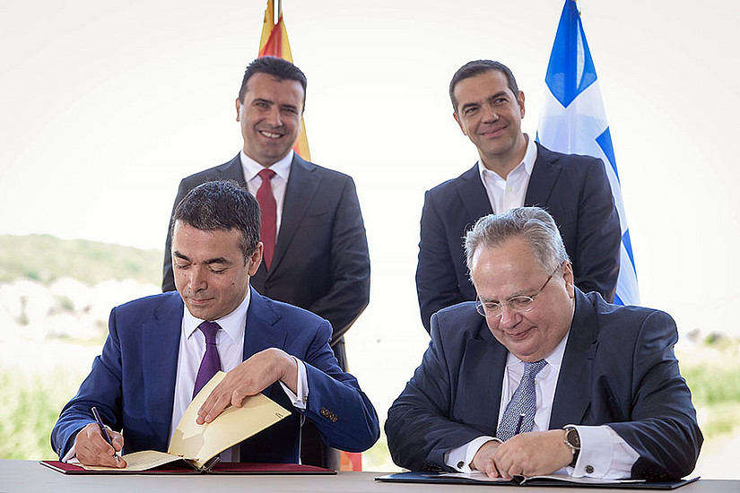 Nikola Dimitrov und Nikos Kotzias (vorne v.l.) mit den Ministerpräsidenten (v.l.) Zoran Zaev (Nordmazedonien) und Alexis Tsipras (Griechenland)