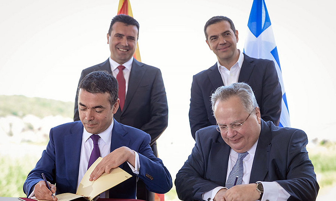 Nikola Dimitrov und Nikos Kotzias (vorne v.l.) mit den Ministerpräsidenten (v.l.) Zoran Zaev (Nordmazedonien) und Alexis Tsipras (Griechenland)