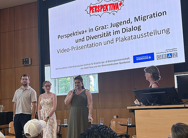 3 Frauen und ein Mann, die auf einer Bühne stehen und zu einem Publikum sprechen ©Uni Graz/Smajic
