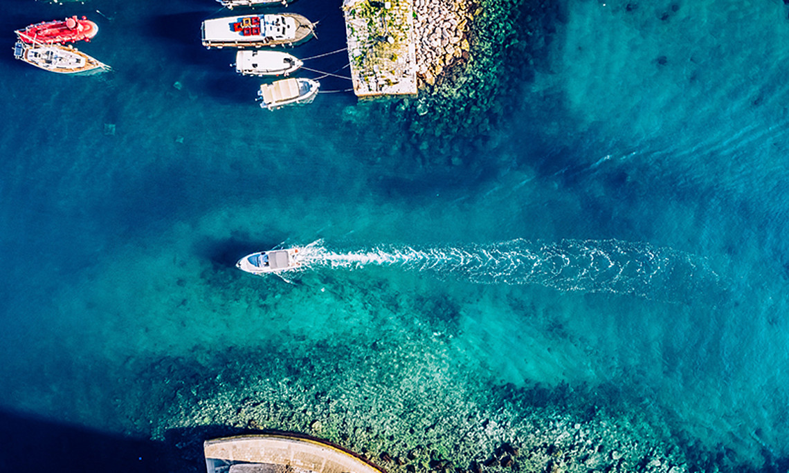 Das Mittelmeer, seit jeher Raum für den Transfer von Waren, Informationen, Ideen, aber auch von Menschen, ist ein Forschungsgegenstand von Romanist Kurt Hahn. Foto: pexels.com