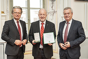 LR Christopher Drexler und LH-Stv. Anton überreichten an den Grazer Forscher Helmut Eberhart das Große Ehrenzeichen.