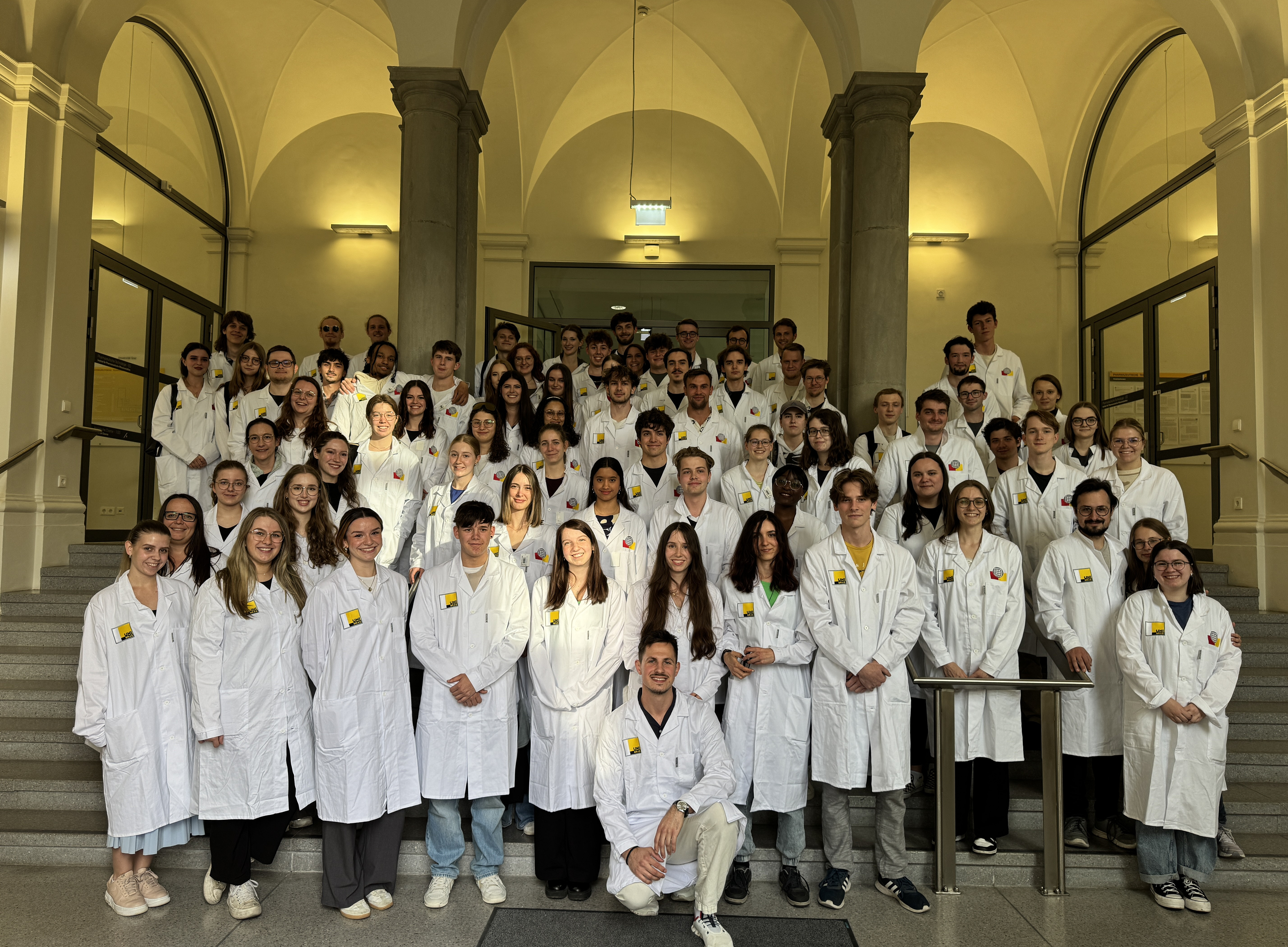 Gruppenfoto: Studierende mit neuem Labormantel 