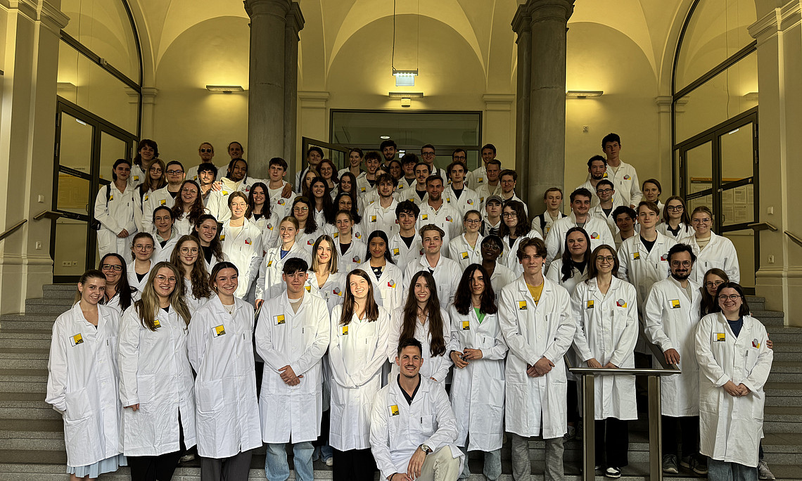 Gruppenfoto: Studierende mit neuem Labormantel