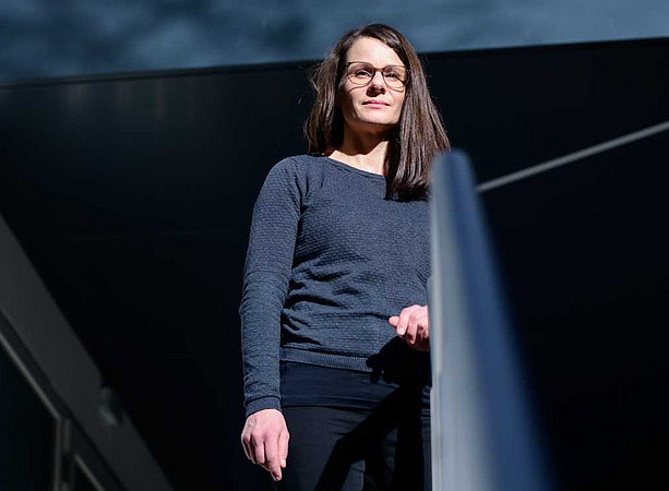 Nina Hampl stehend, dunkler Hintergrund ©Uni Graz/Tzivanopoulos