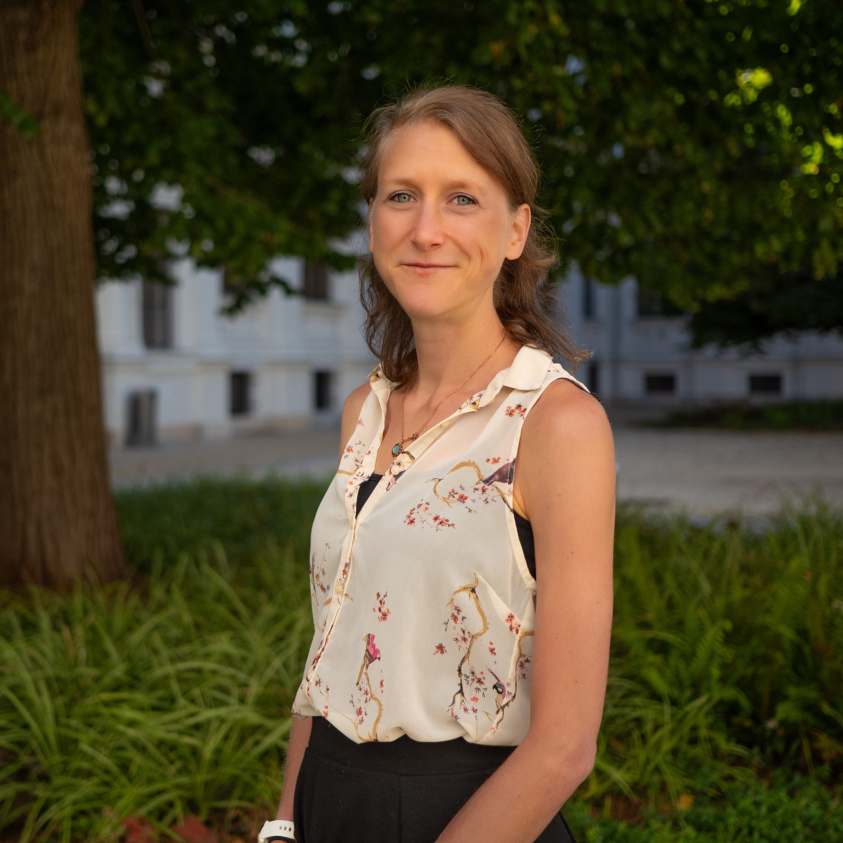 Frau Zwach im Innenhof der Uni Graz