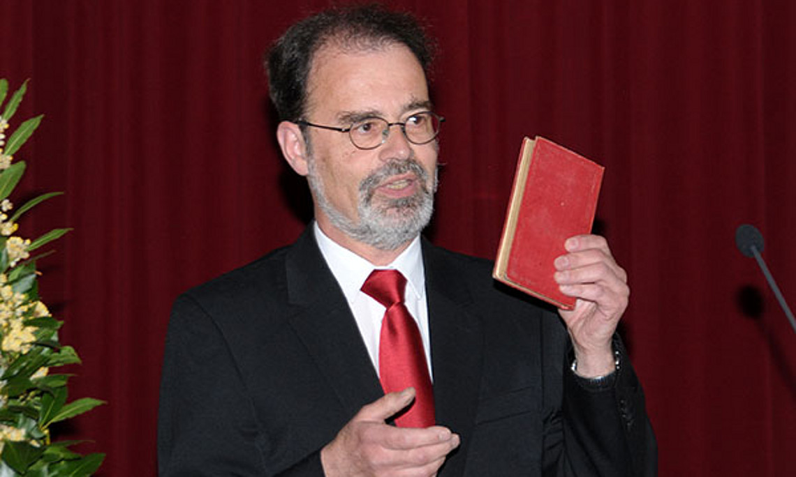 Werner Wolf mit seinem Geburtstagsgeschenk, einer Erstausgabe von Charles Dickens' The Haunted Man. Fotos: Pichler/Uni Graz