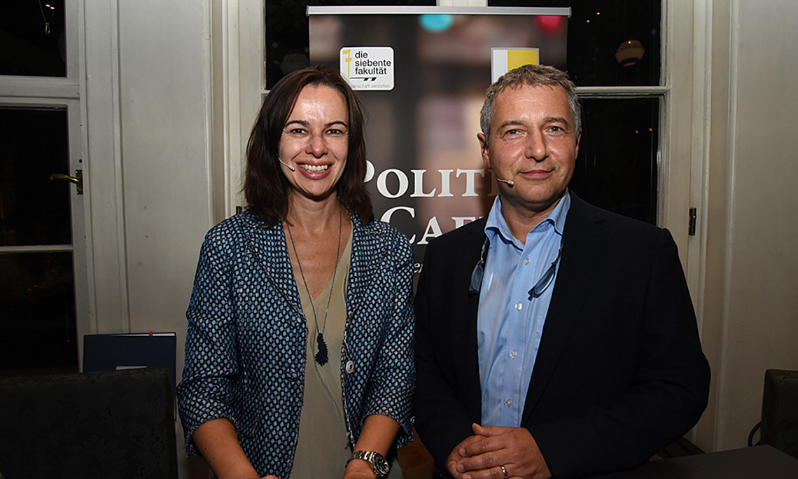 Markus Steppan begrüßte Ministerin Sophie Karmasin im Politik Café. Foto: Uni Graz/Schweiger 