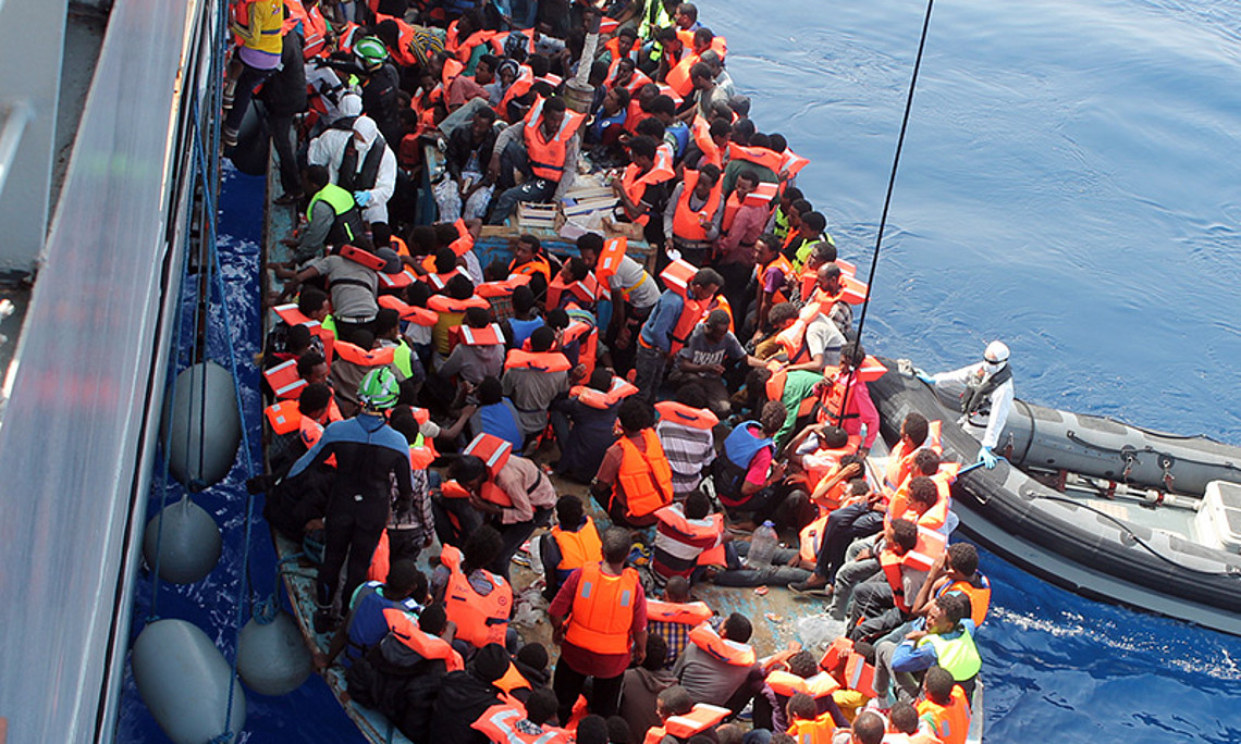 Aus dem Mittelmeer gerettet, aus Europa ausgesperrt: Wieder sorgt ein Flüchtlingsschiff für Schlagzeilen. Foto: Wikipedia/Irish Defence Forces, CC BY 2.0 <https://creativecommons.org/licenses/by/2.0/>