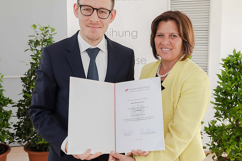 Geisteswissenschafter Markus Wurzer erhielt von TKF-Kuratoriumspräsidentin Renate Anderl ebenso eine Auszeichnung wie... 