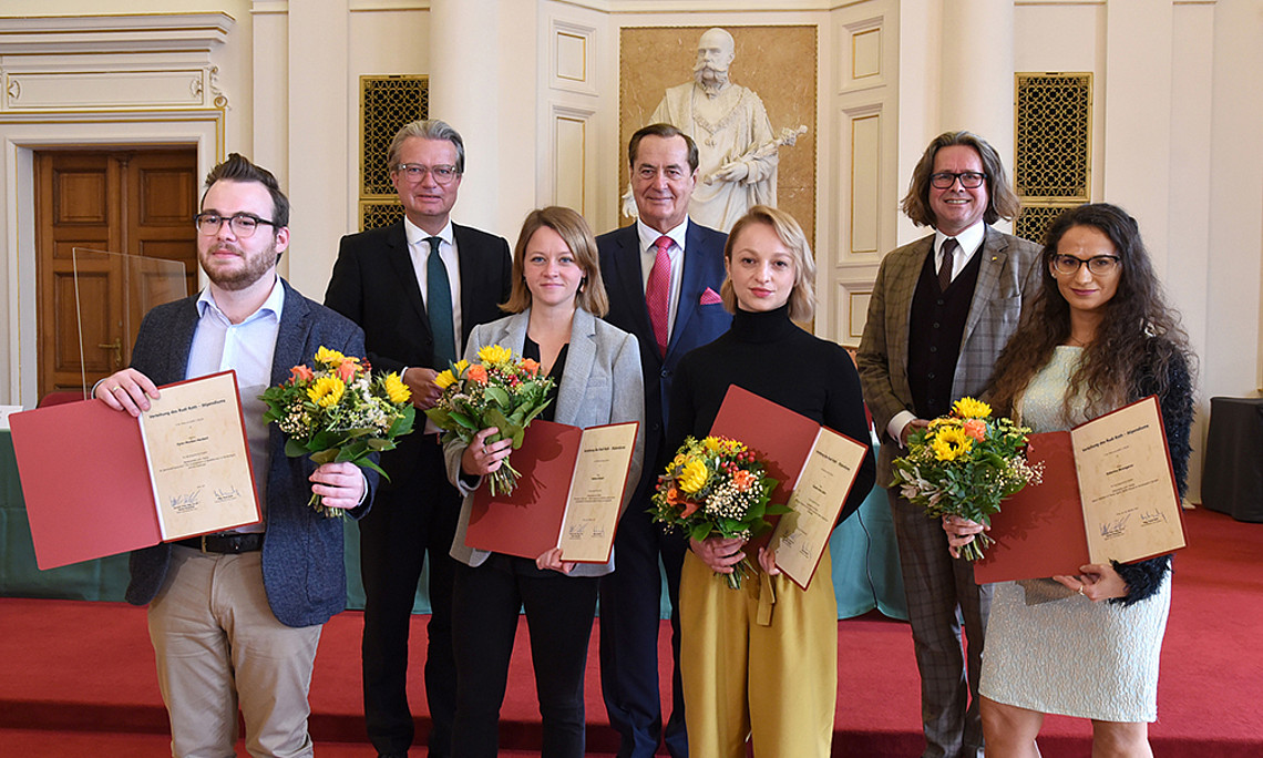 Verleihung der Rudi-Roth-Stipendien (v. l.): Fynn-Morten Heckert, Landesrat Christopher Drexler, Hellena Nickerl, Senator Rudi Roth, Claudia Anka Laštro, Rektor Martin Polaschek und Katarina Štrangarov, Foto: Uni Graz/Schweiger 