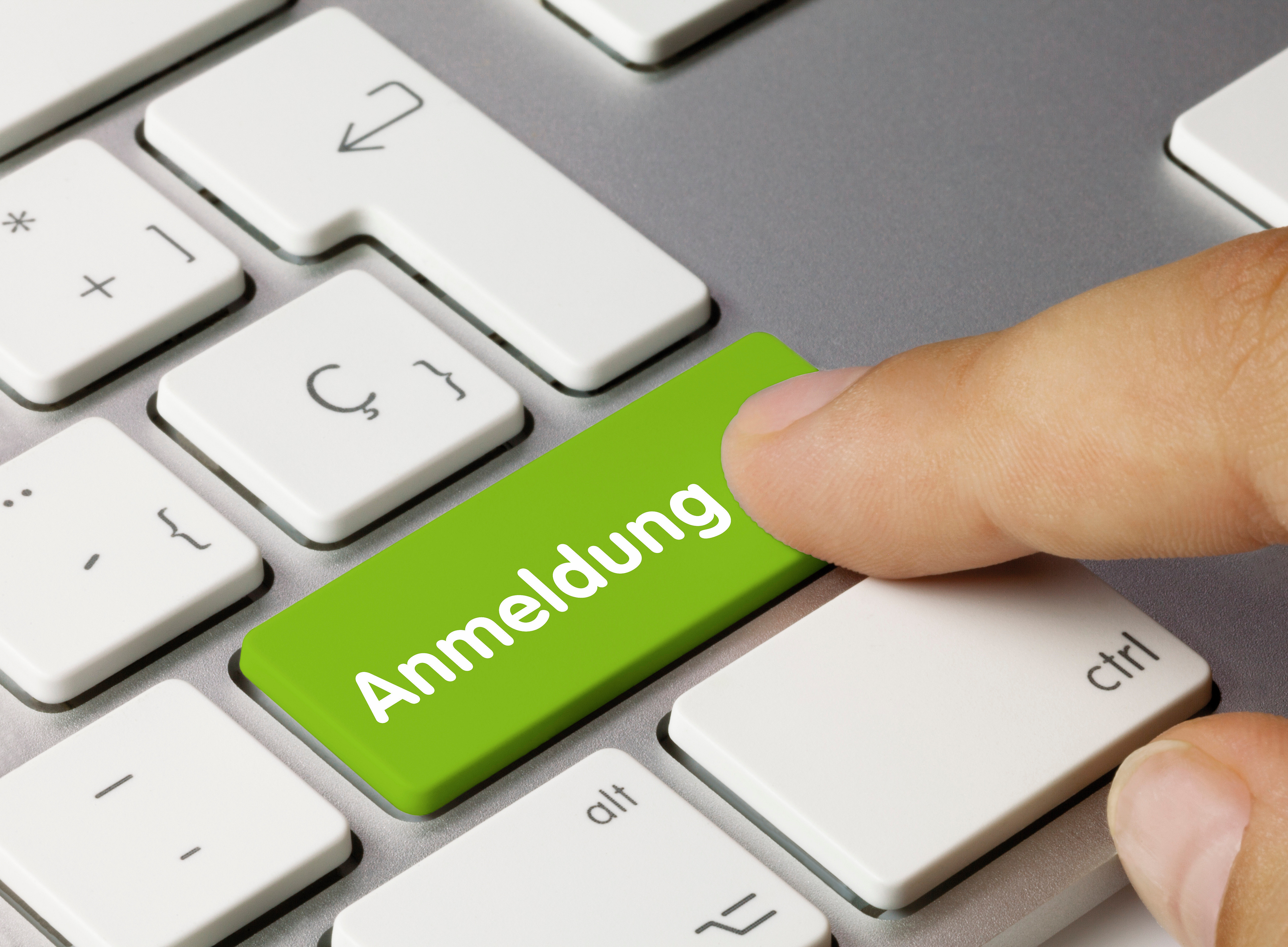 Symbolbild Anmeldung Tastatur mit grünem Anmeldungs-Button 