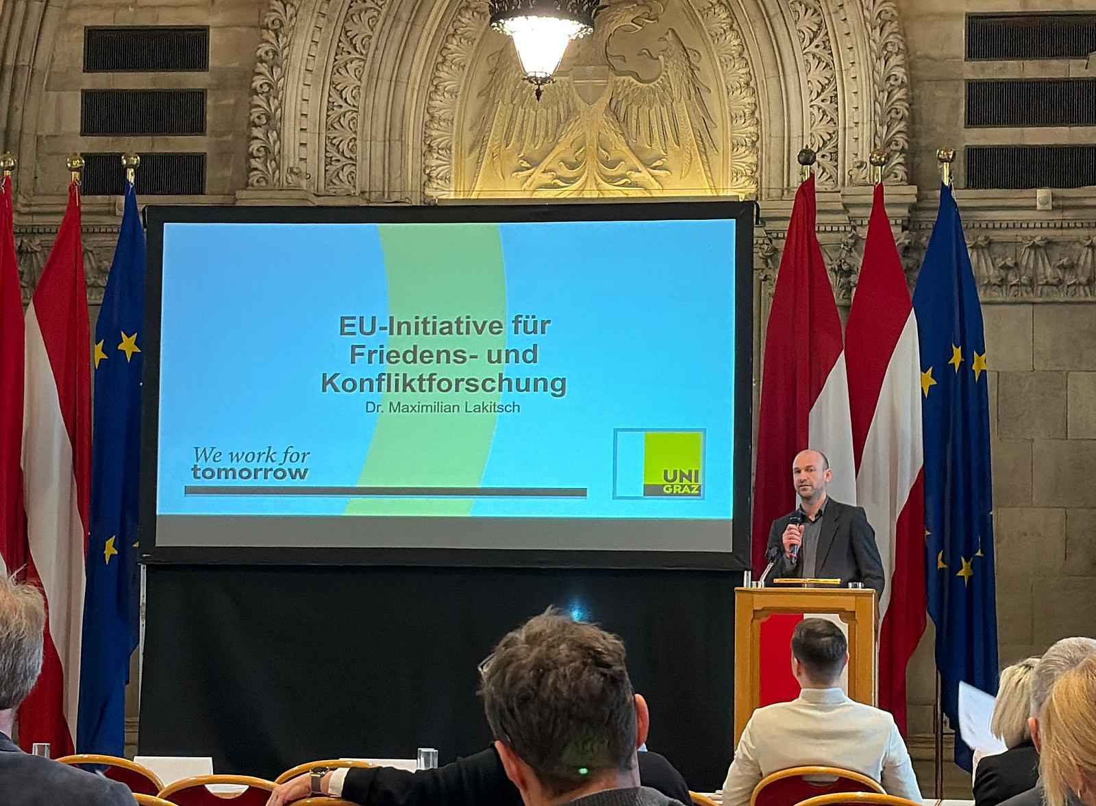 Lakitsch presenting international peacebuilding initiative ©Maximilian Lakitsch