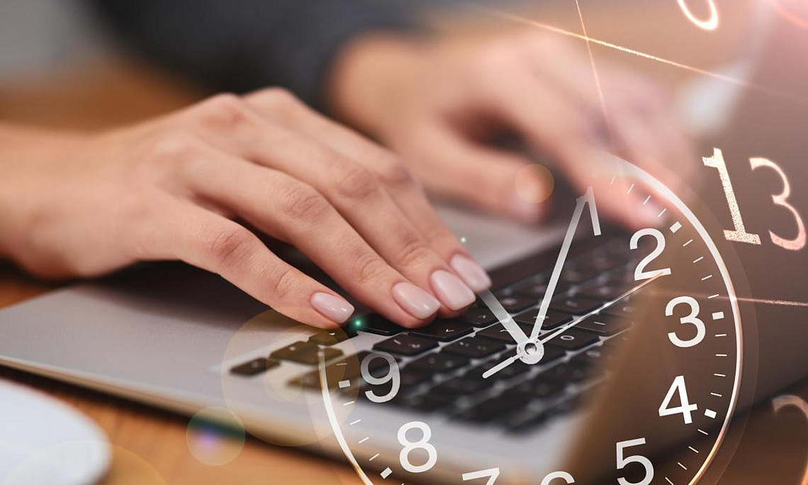 Laptop mit Uhr