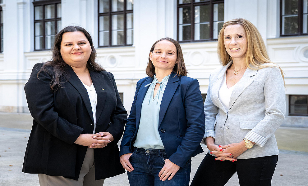Carmen Klasicka, Johanna Kerschbaumer, Barbara Luttenberger im Innenhof des Uni-Graz-Hauptgebäudes