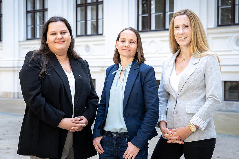Carmen Klasicka, Johanna Kerschbaumer, Barbara Luttenberger in the courtyard of the main building of the University of Graz