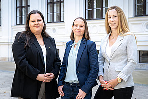 Carmen Klasicka, Johanna Kerschbaumer, Barbara Luttenberger in the courtyard of the main building of the University of Graz