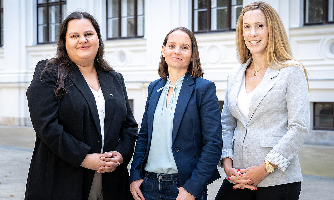 Carmen Klasicka, Johanna Kerschbaumer, Barbara Luttenberger in the courtyard of the main building of the University of Graz