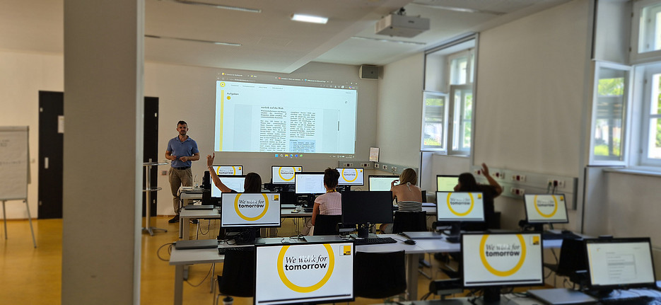 FUTURE EDUCATION DiLabs 2026 - Schulklasse und Vortragender bei einem didaktischen Labor im Computerraum ©Majda Pasalic
