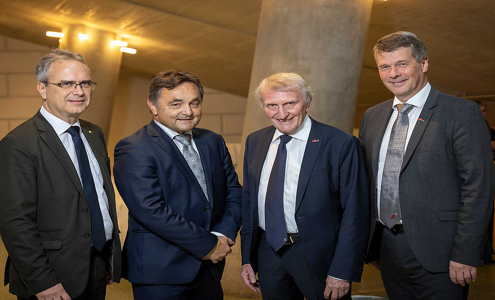 Die beiden NAWI-Graz-Initiatoren und Gründungsrektoren Alfred Gutschelhofer (2.v.l.) und Hans Sünkel (3.v.l.) mit den aktuellen Rektoren Peter Riedler (l.) sowie Horst Bischof. Foto: NAWI Graz - Lunghammer