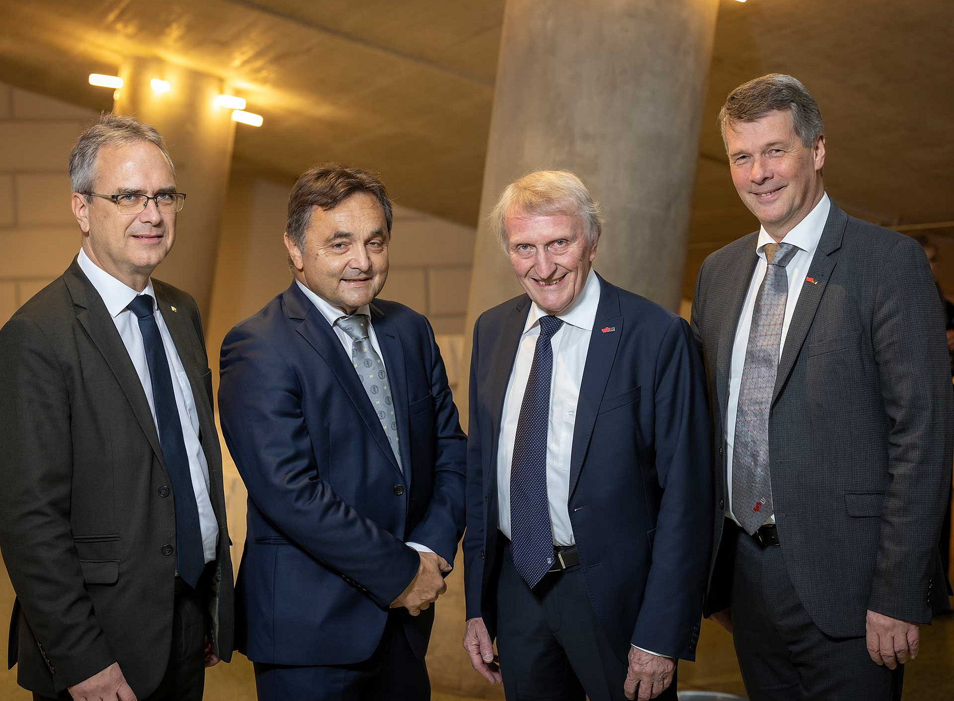 Die beiden NAWI-Graz-Initiatoren und Gründungsrektoren Alfred Gutschelhofer (2.v.l.) und Hans Sünkel (3.v.l.) mit den aktuellen Rektoren Peter Riedler (l.) sowie Horst Bischof. Foto: NAWI Graz - Lunghammer ©© Helmut Lunghammer