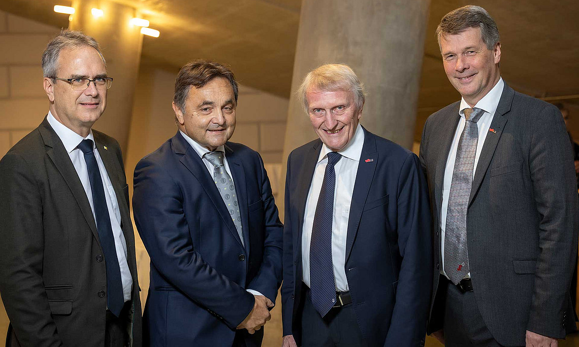 Die beiden NAWI-Graz-Initiatoren und Gründungsrektoren Alfred Gutschelhofer (2.v.l.) und Hans Sünkel (3.v.l.) mit den aktuellen Rektoren Peter Riedler (l.) sowie Horst Bischof. Foto: NAWI Graz - Lunghammer