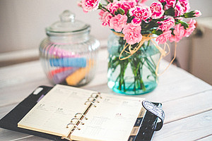 Pixabay - Organizer mit Blumen am Tisch