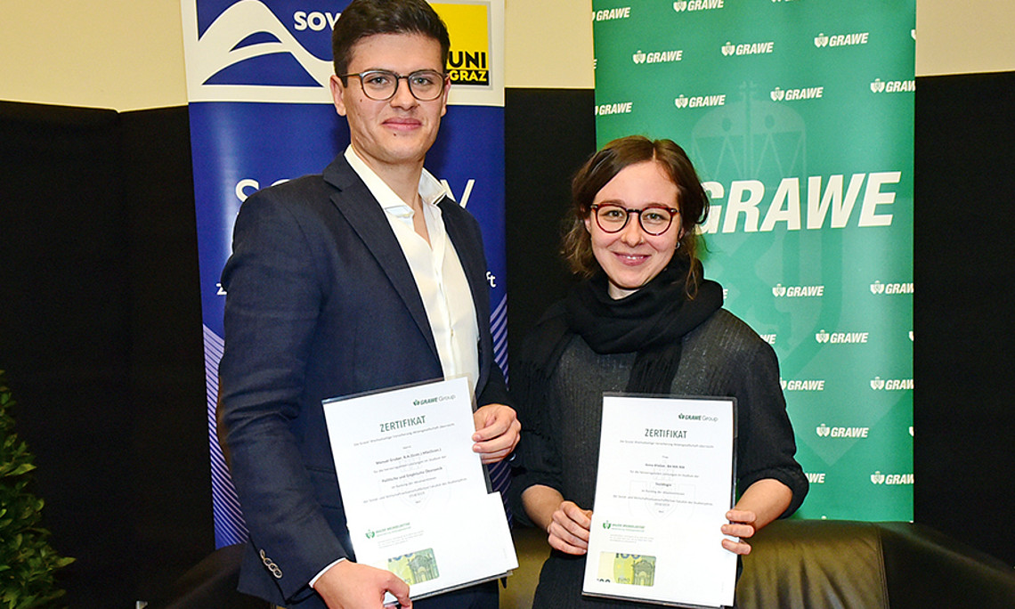 Manuel Gruber, Erster, und Anna Klieber, Dritte im SOWI-Ranking. Der zweitplatzierte Philipp Ulbing war bei der Prämierung verhindert. Foto: Uni Graz/Pichler