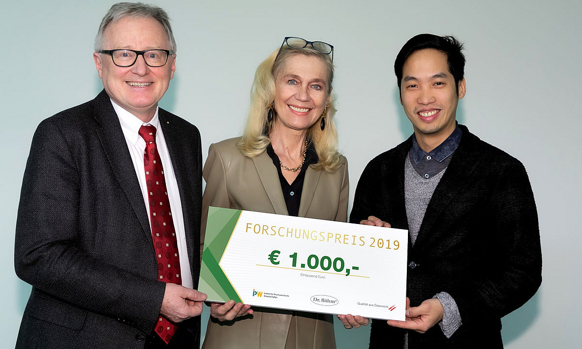 San-Po Pan (rechts) übernahm den Preis von Ruth Fischer, Geschäftsleitung Apomedica. Rudolf Bauer (links) hat die Dissertation betreut. Foto: Apomedica