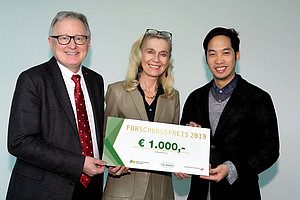 San-Po Pan (rechts) übernahm den Preis von  Ruth Fischer, Geschäftsleitung Apomedica. Rudolf Bauer (links) hat die Dissertation betreut. Foto: Apomedica