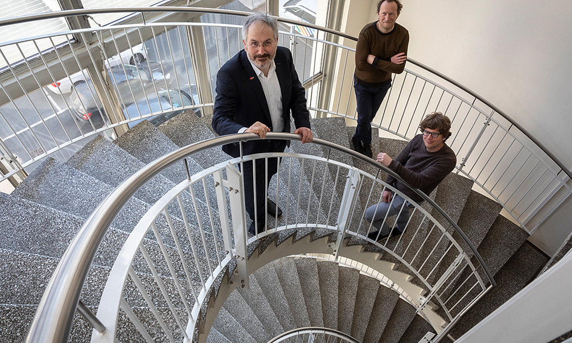 Pionierarbeit in der Physik: Gerald Kothleitner, Ulrich Hohenester und Georg Haberfehlner (v. l.) Foto: Lunghammer - TU Graz 