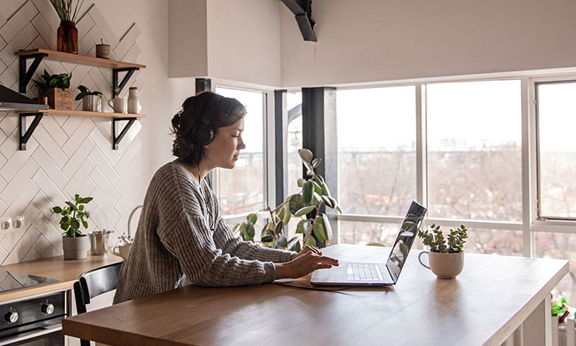 Videokonferenz am Küchentisch: Die Bedingungen im Homeoffice sind nicht immer optimal. Wie das Arbeiten von zu Hause aus gelingen kann, zeigt eine Studie von Renate Ortlieb. Foto: Pexels/Ekaterina Bolovtsova