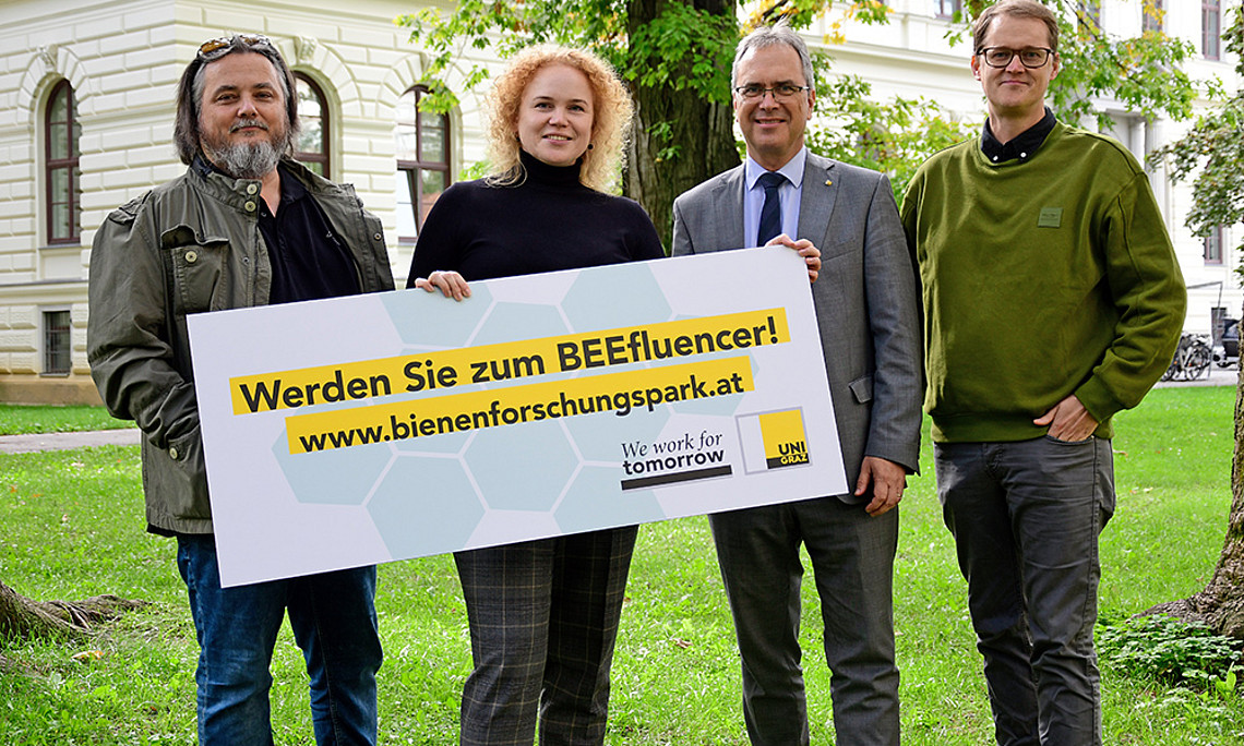 Startschuss zum Bienenforschungspark an der Universität Graz: Die BienenforscherInnen Thomas Schmickl, Dalial Freitak (v. l.), Robert Brodschneider (r.) und Rektor Peter Riedler