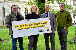 Startschuss zum Bienenforschungspark an der Universität Graz: Die BienenforscherInnen Thomas Schmickl, Dalial Freitak (v. l.), Robert Brodschneider (r.) und Rektor Peter Riedler