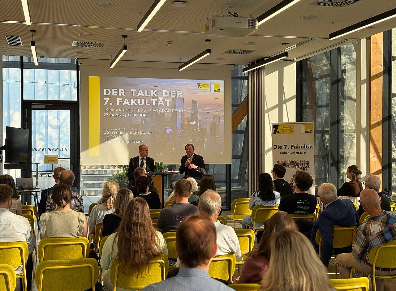 Gottfried Kirchengast und Christoph Bezemek beim Talk der 7. Fakultät vor Publikum in Graz ©Uni Graz/Plattner