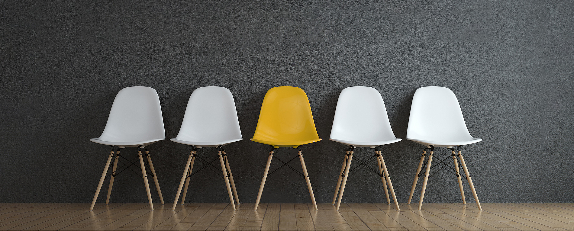 vier weiße und ein gelber Sessel in einer Reihe (Foto: Adobe Stock) 
