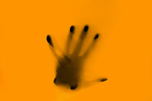 Hand vor gelbem Hintergrund, Missbrauchsfälle professionell begleiten