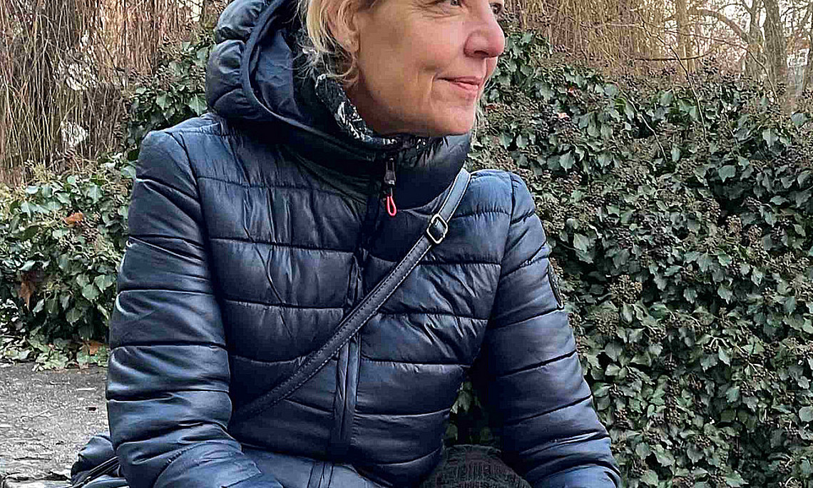 Frau auf Stein