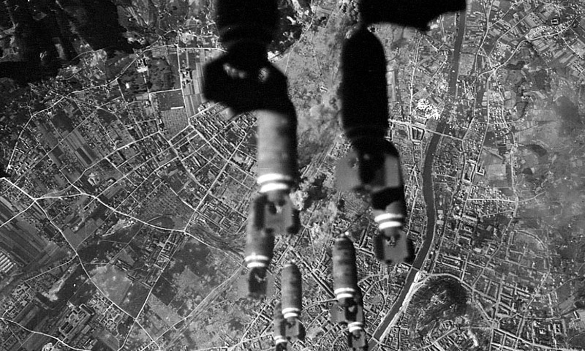 Luftaufnahme eines Bombenangriffs auf Graz im April 1945