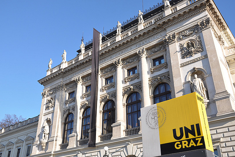 Schwarze Flagge am Hauptgebäude