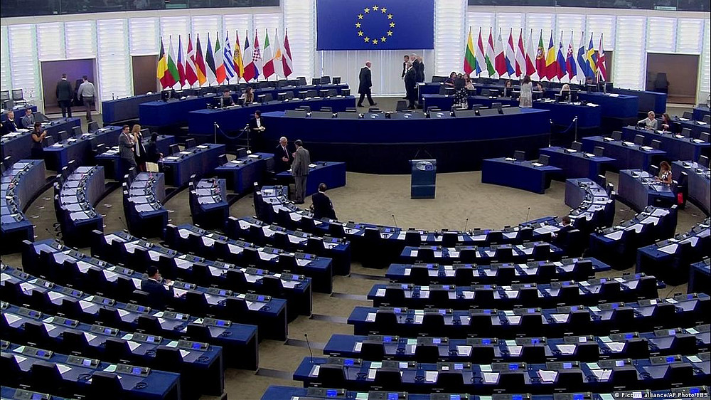 MEPs meeting in the EU Parliament, a semi-empty room with politicians on break are depicted. ©Picture Alliance AP Photo/ EBS