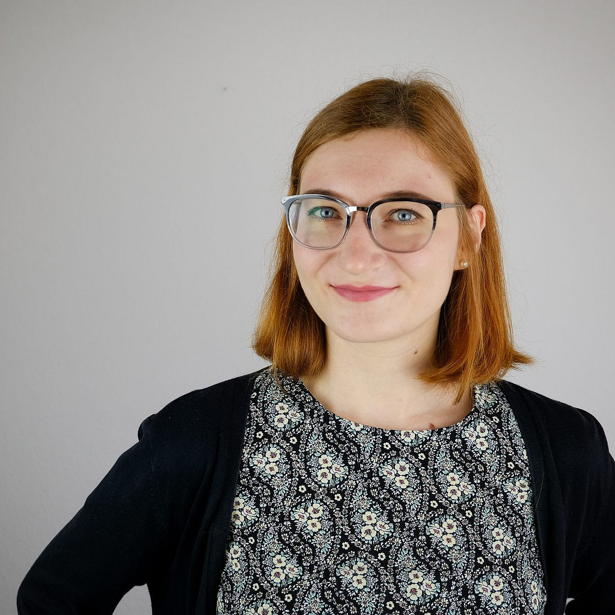 Jessica Braunegger ©Kerstin Kotal Porträtfoto einer jungen Frau mit schulterlangen roten Haaren und grauer Brille