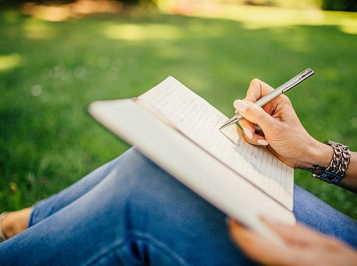 Woman writing in notebook ©StockSnap / Pixabay.com