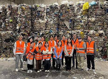 Dr. Hirt mit Studierenden der Uni Graz und einer Studierendengruppe der KUAS Kyoto University in einem Hörsaal der Uni Graz ©Uni Graz/C. Hirt