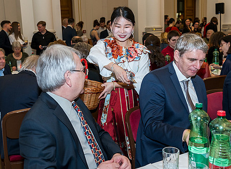 Chinesische Lehrerin verteilt die Gastgeschenke beim chinesischen Neujahrsfest ©©Christine M.Kipper