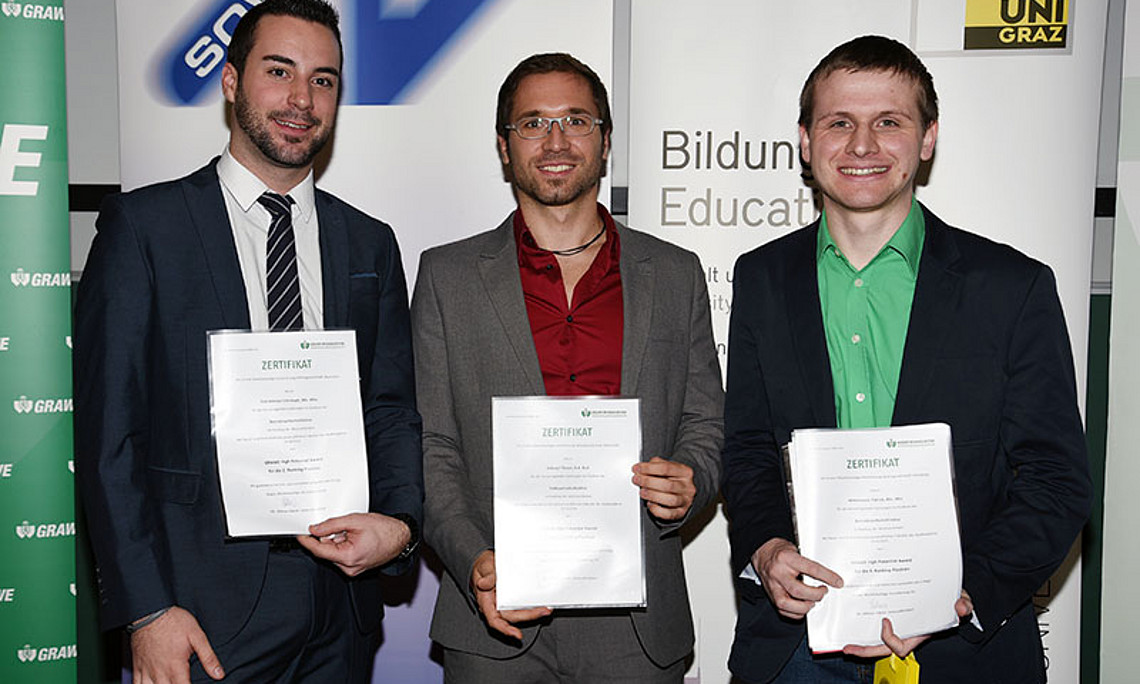 Die Top 3 im SOWI-Ranking (v.l.): Manuel Christoph Fink (2.), Timon Scheuer (1.) und Patrick Mittermaier (3.). Fotos: Uni Graz/Pichler