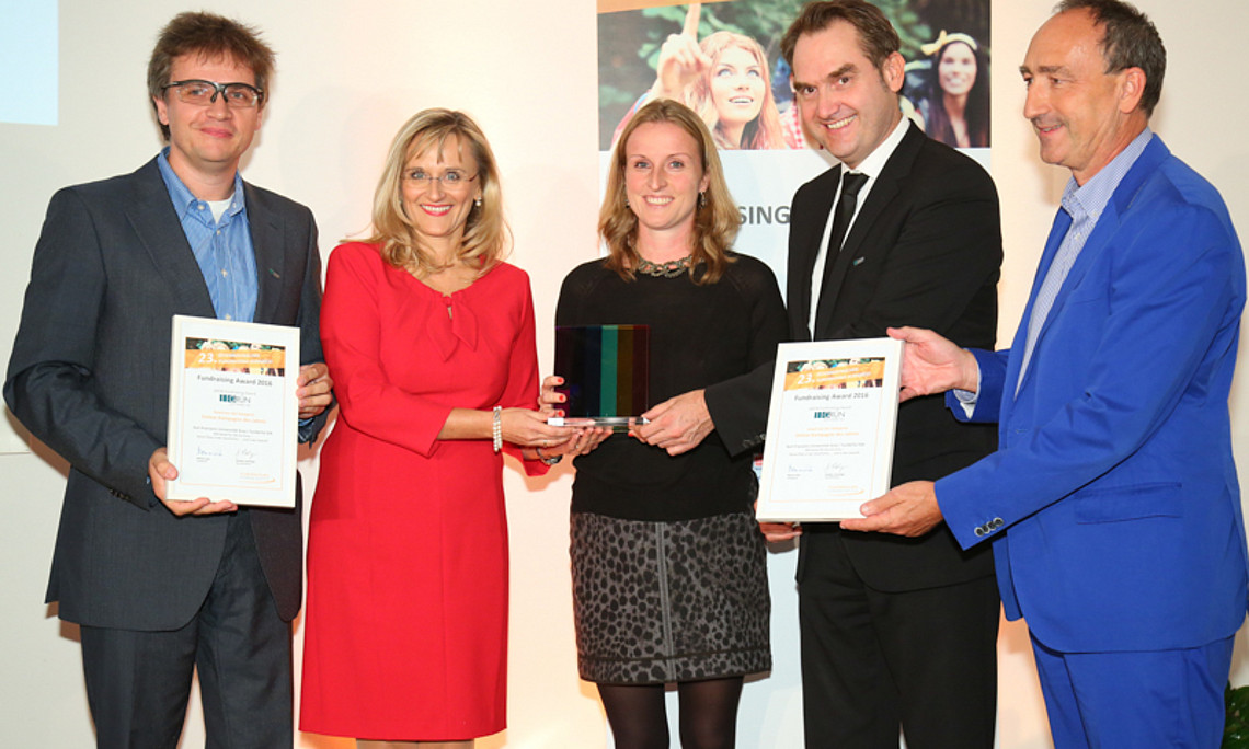 alumni UNI graz wurde für ihre Kampagne "430Sesselfürunigraz" mit dem Fundraising Award 2016 in der Kategorie "Online-Kampagne" ausgezeichnet. Die Leiterin von alumni UNI Graz, Mag. Beatrice Weinelt (2.v.l.), und Mag. Felizitas Hütter nahmen den Preis 