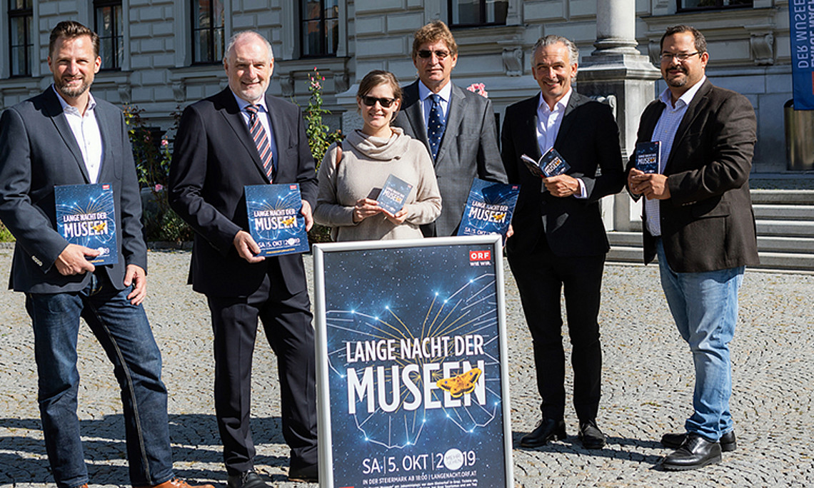 Präsentierten das Programm der Langen Nacht der Museen an der Universität Graz, v.l.n.r.: Richard Siwy (Organisationsteam), ORF Steiermark-Landesdirektor Gerhard Koch, Constanze Hauser (Organisationsteam), Vizerektor Peter Scherrer, ORF Steiermark-Kulturchef Gernot Rath und Jörg Frohnwieser (Organisationsteam). Foto: © ORF/Regine Schöttl.